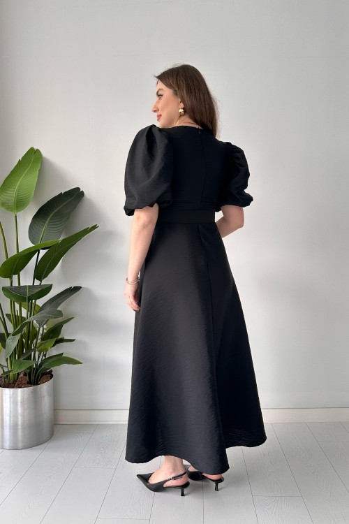 Robe ceinturée à manches ballon noire