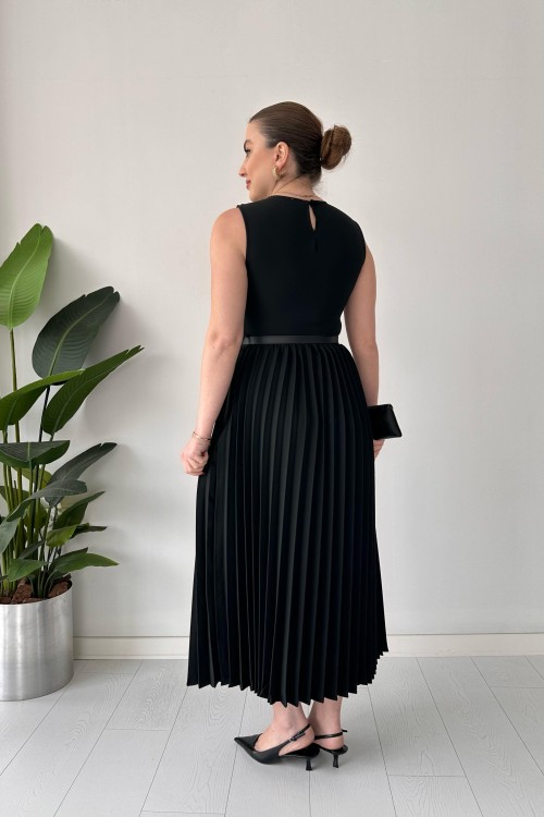 Robe jupe plissée sans manches noire