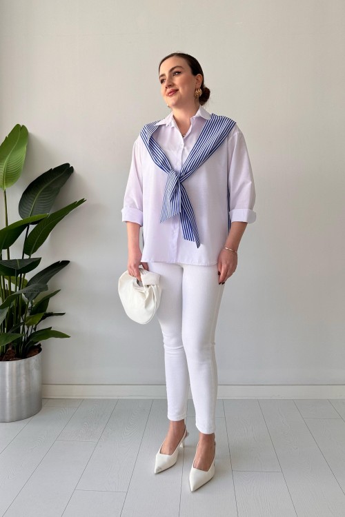 Chemise blanche détaillée avec foulard
