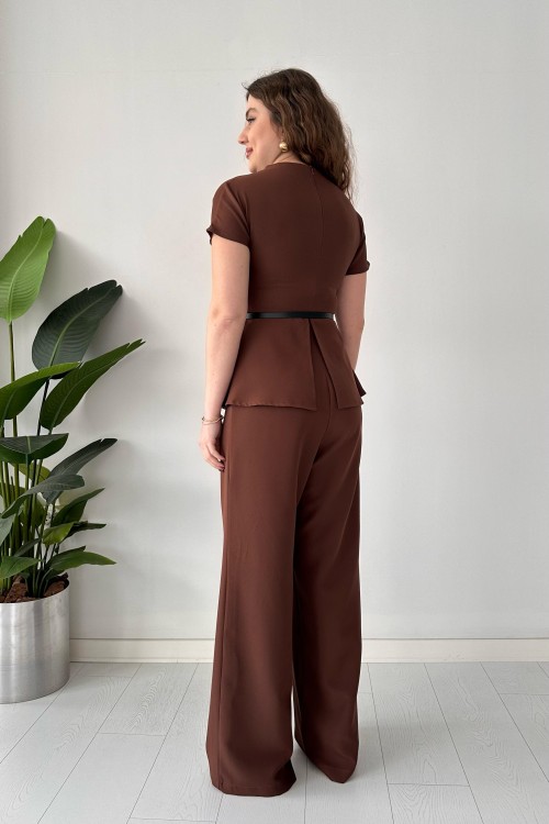 Salopette marron à ceinture dorée