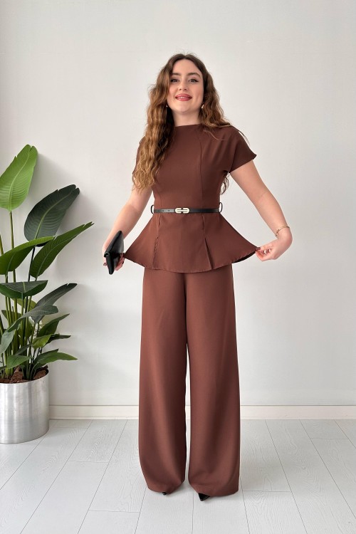 Salopette marron à ceinture dorée