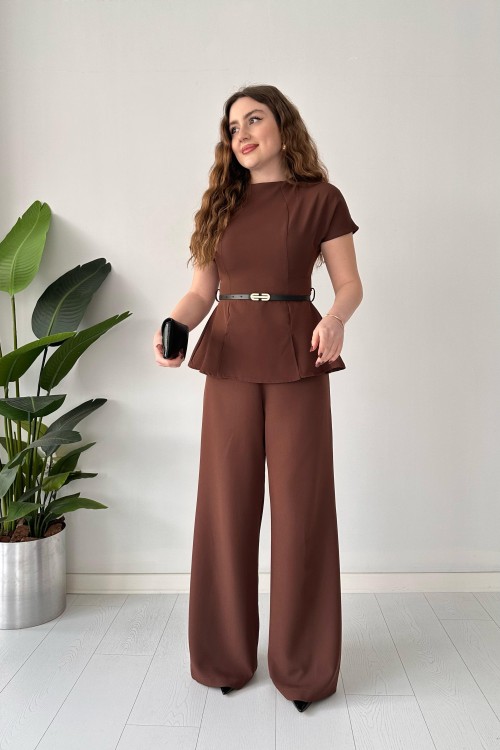 Salopette marron à ceinture dorée