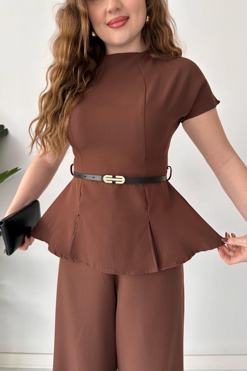 Salopette marron à ceinture dorée