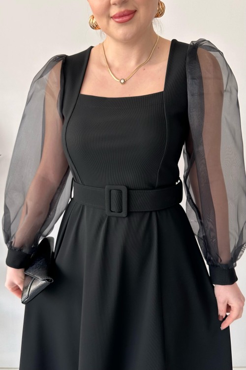 Robe en tulle noire à manches carrées et col carré