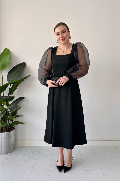 Robe en tulle noire à manches carrées et col carré