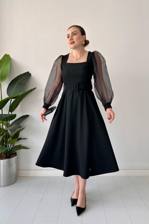 Robe en tulle noire à manches carrées et col carré