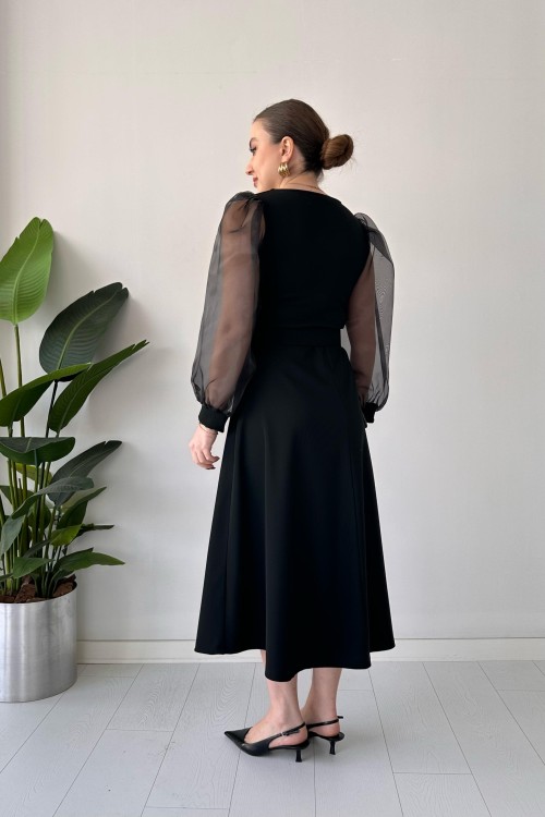 Robe en tulle noire à manches carrées et col carré