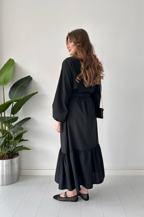 Robe froissée ceinturée noire