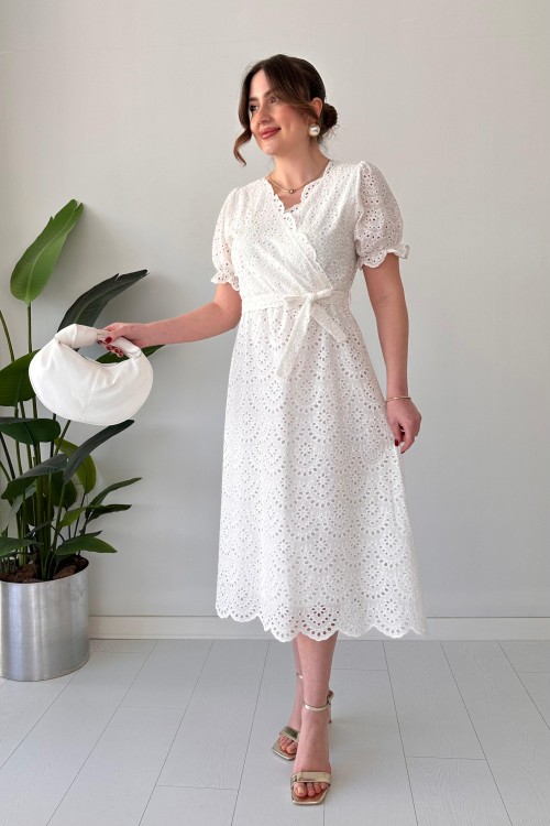 Robe brodée à double boutonnage blanche