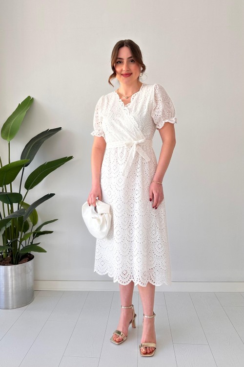 Robe brodée à double boutonnage blanche