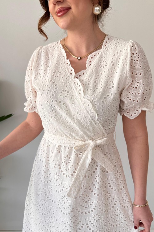 Robe brodée à double boutonnage blanche