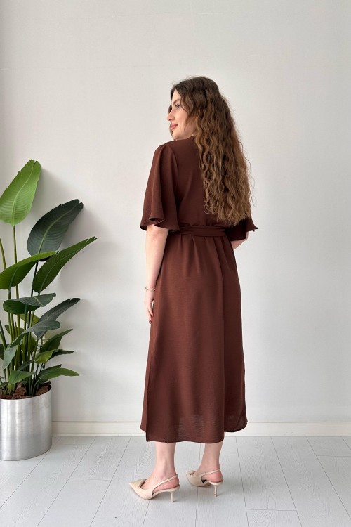 Robe fendue ceinturée marron