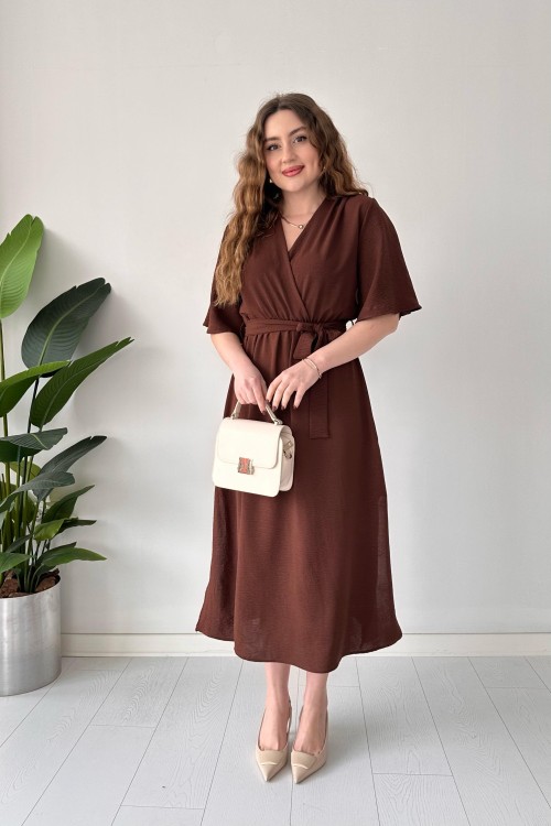 Robe fendue ceinturée marron