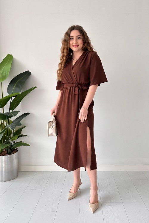 Robe fendue ceinturée marron
