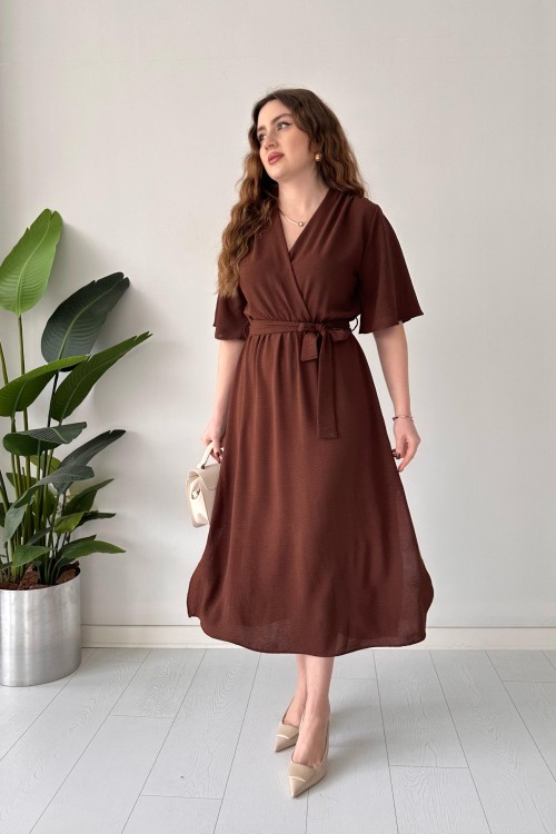 Robe fendue ceinturée marron