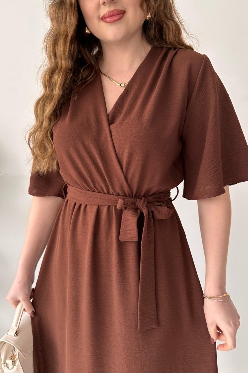 Robe fendue ceinturée marron