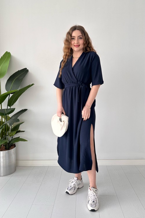 Robe fendue ceinturée bleu marine
