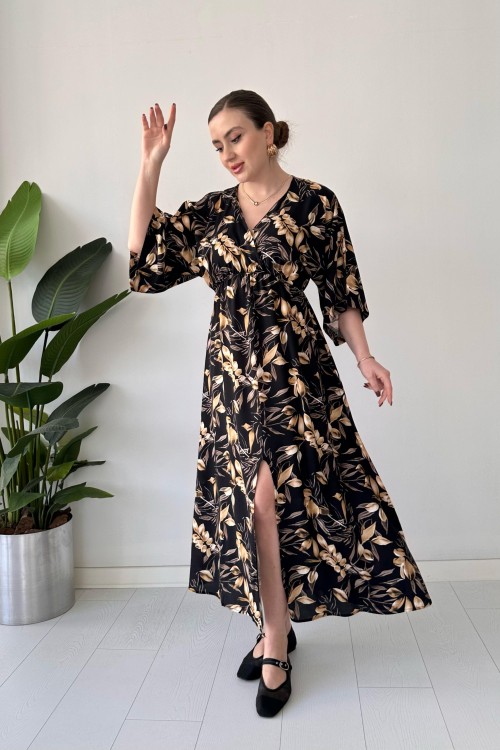 Robe noire fendue devant à motif feuilles