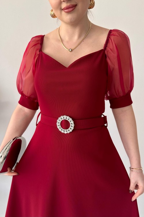 Robe ceinturée à manches en organza bordeaux