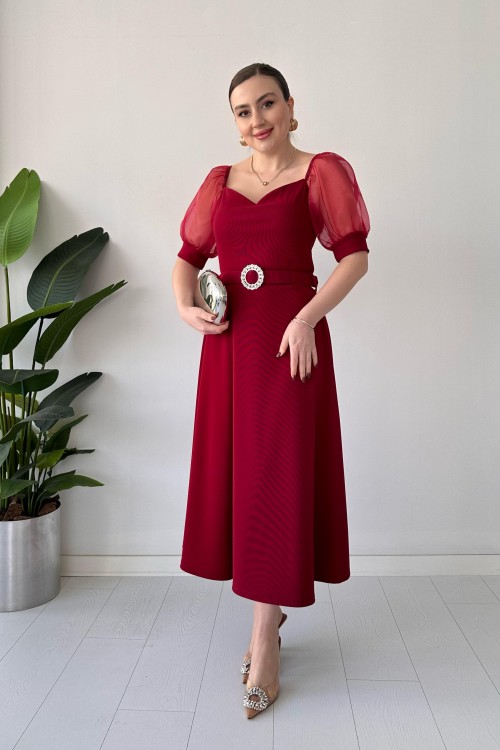 Robe ceinturée à manches en organza bordeaux