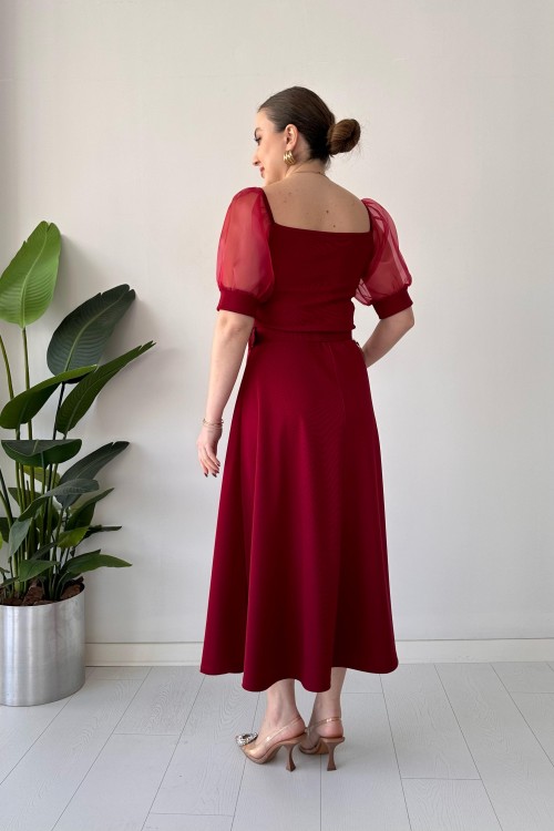 Robe ceinturée à manches en organza bordeaux