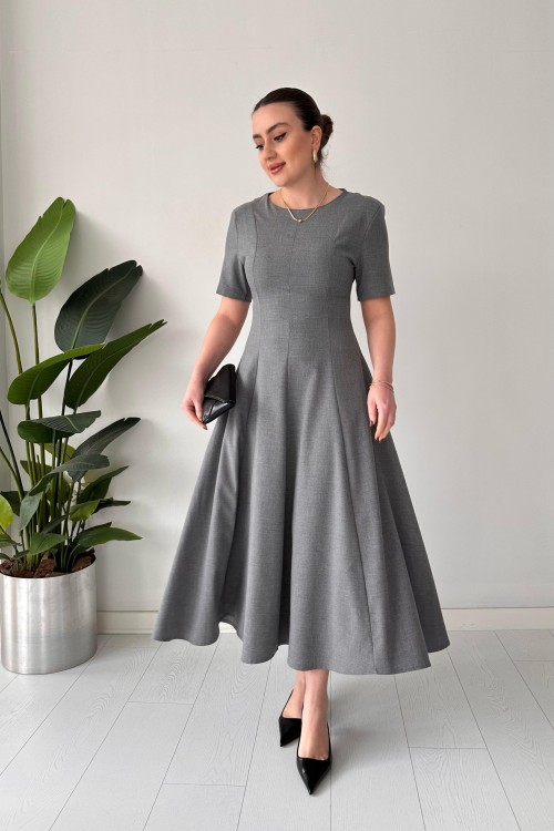 Robe unie plissée grise