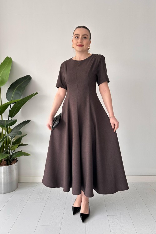 Robe unie plissée marron