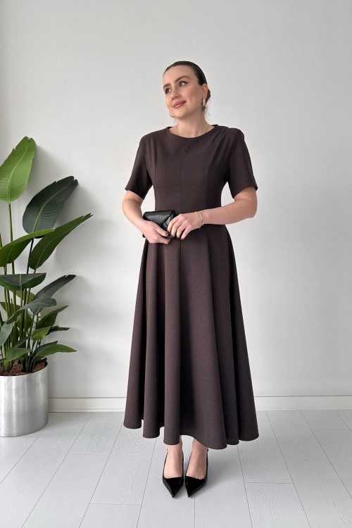 Robe unie plissée marron
