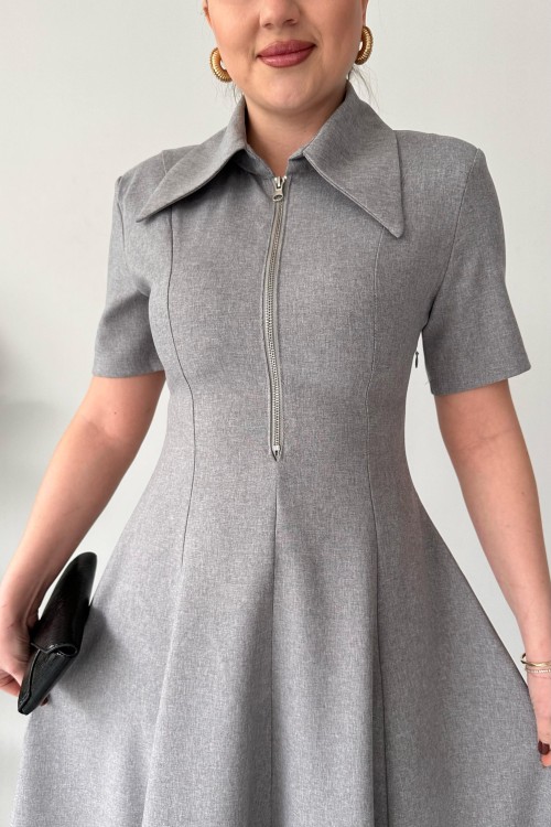 Robe zippée à col pointu grise
