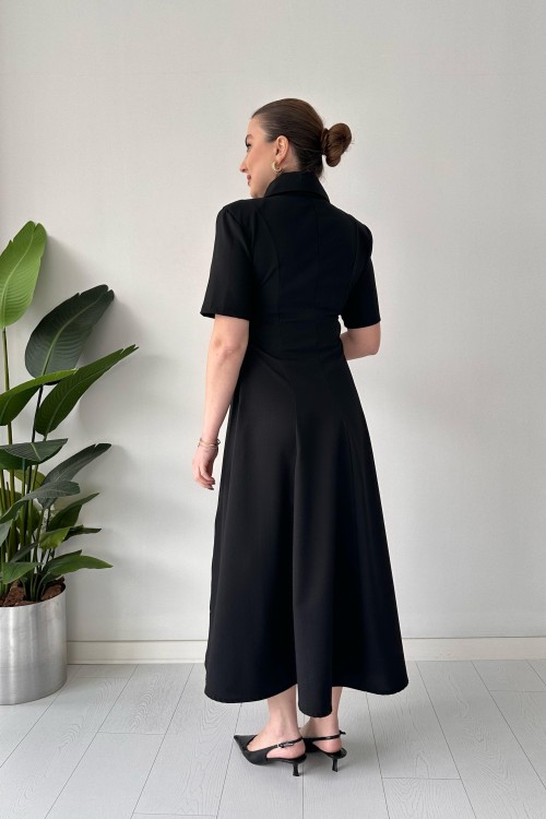 Robe noire à col pointu et fermeture éclair