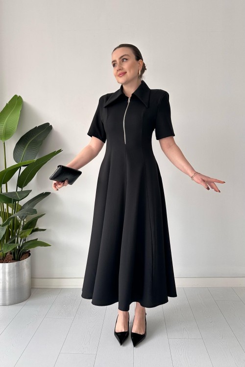 Robe noire à col pointu et fermeture éclair
