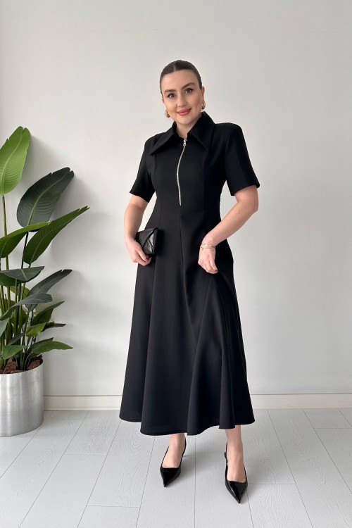 Robe noire à col pointu et fermeture éclair