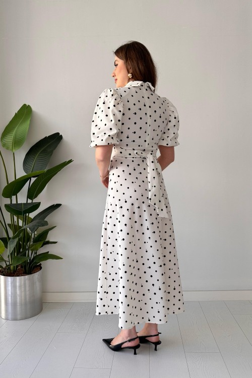 Robe blanche à pois et col pointu