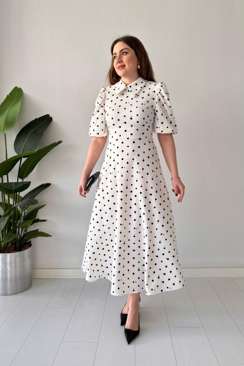 Robe blanche à pois et col pointu