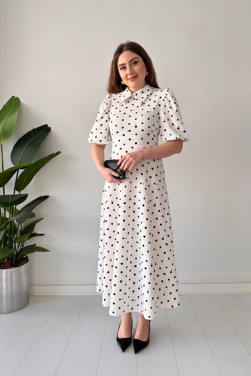 Robe blanche à pois et col pointu