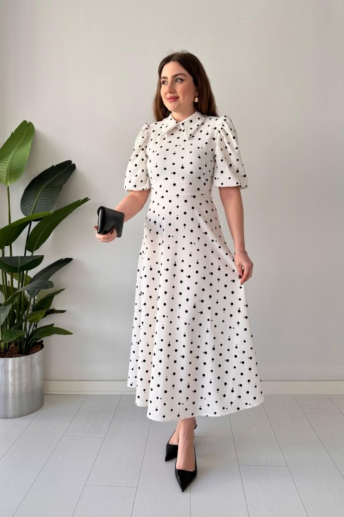 Robe blanche à pois et col pointu