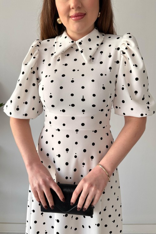 Robe blanche à pois et col pointu