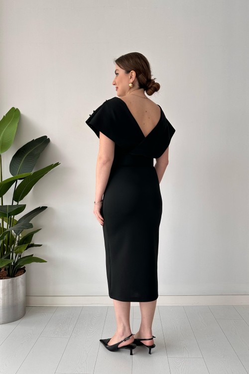 Robe noire avec perles sur le dessus