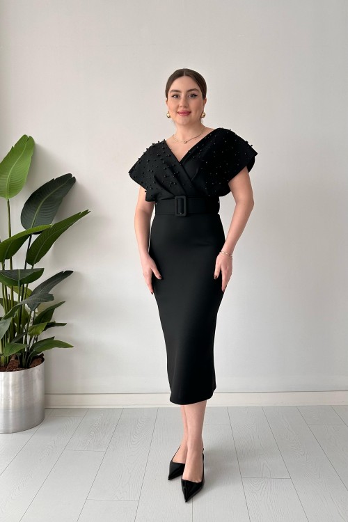 Robe noire avec perles sur le dessus