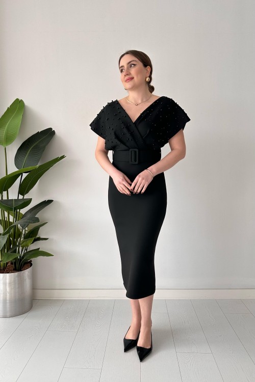 Robe noire avec perles sur le dessus