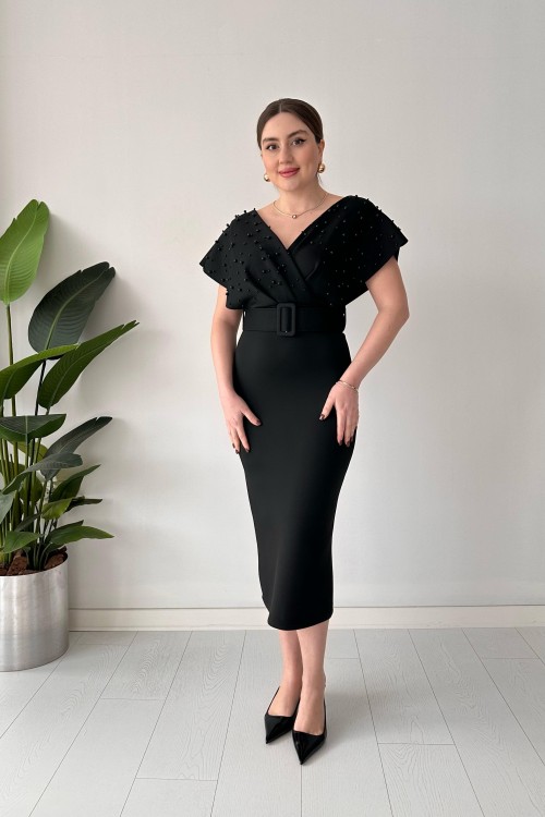 Robe noire avec perles sur le dessus