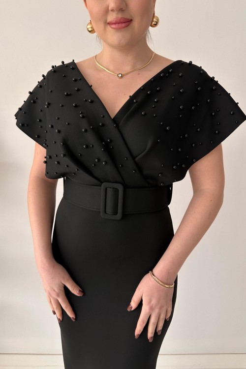 Robe noire avec perles sur le dessus