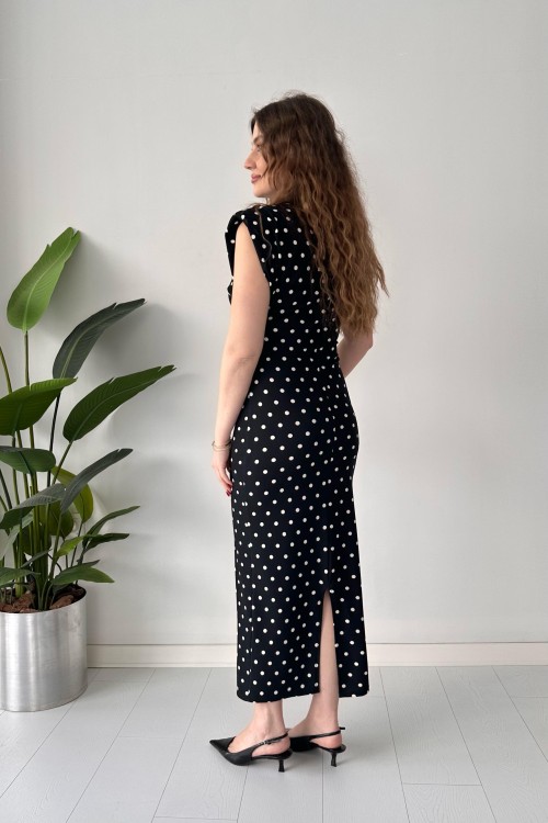 Robe matelassée à pois noire