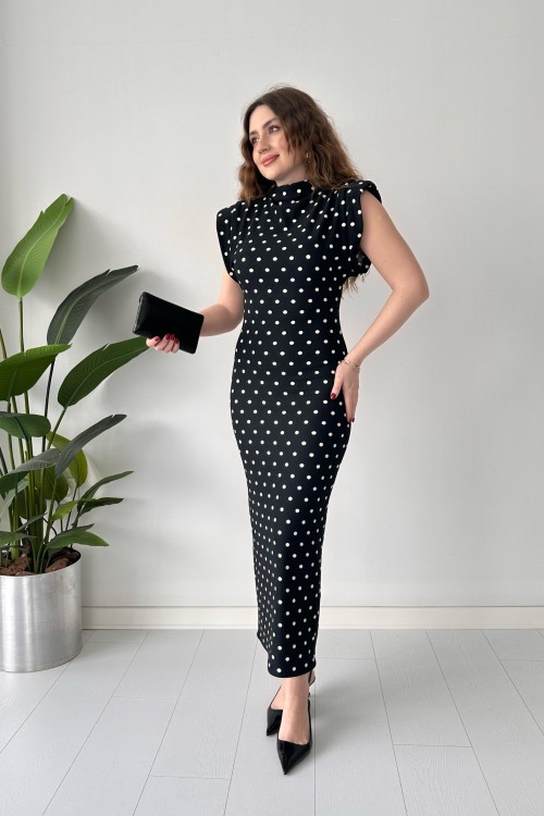 Robe matelassée à pois noire